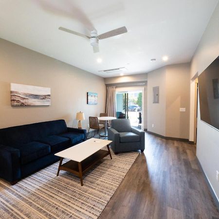Long Beach Suites Gloucester Buitenkant foto